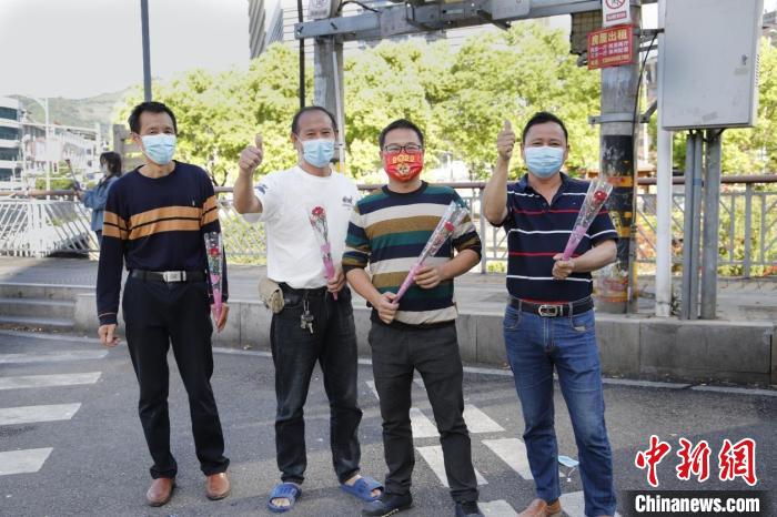 市民手持康乃馨為解封“點(diǎn)贊”。　陳雅芳 攝