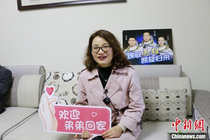 姐姐葉亞丹歡迎弟弟葉光富回家?！√旄聟^(qū)供圖