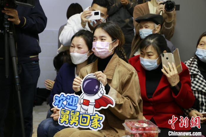 親人等待葉光富“回家”。　天府新區(qū)供圖