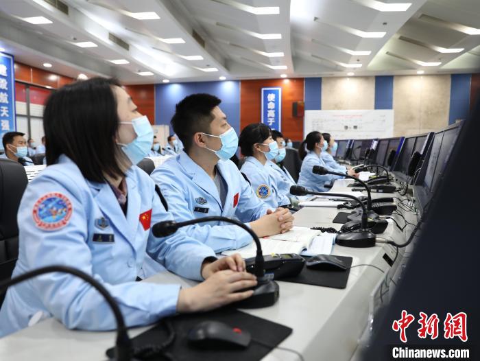 北京空間信息傳輸中心科技人員為神舟十三號飛船返回提供天基測控和數(shù)據(jù)中繼服務(wù)?！±钤待?攝