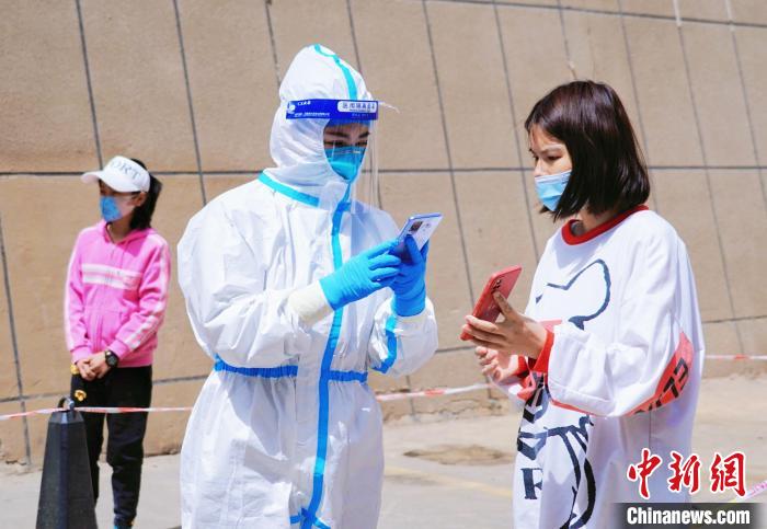 圖為防疫人員核實居民個人信息?！●R銘言 攝