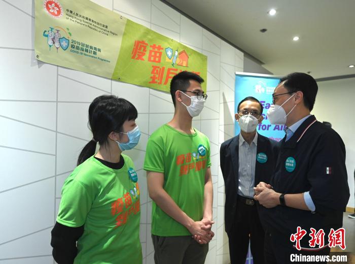 聶德權(quán)(右一)與“疫苗到戶(hù)接種服務(wù)”工作人員交談，了解他們的工作?！∠愀厶貐^(qū)政府新聞處供圖