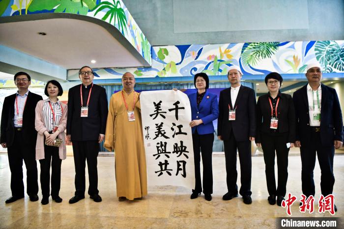 座談結(jié)束后，中國(guó)佛教協(xié)會(huì)副會(huì)長(zhǎng)、海南省佛教協(xié)會(huì)會(huì)長(zhǎng)印順(左四)向苻彩香(右四)贈(zèng)送書法作品。　王曉斌 攝