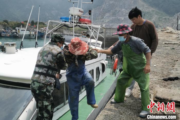 受傷漁民順利被送上岸并前往醫(yī)院治療。　福州海警局供圖
