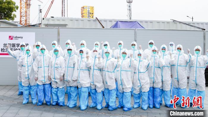 安徽省合肥市援滬核酸檢測(cè)隊(duì)隊(duì)員們?cè)趯?shí)驗(yàn)室前合影?！“册t(yī)大一附院供圖