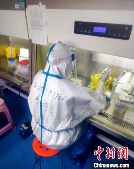 胡文君在檢測(cè)核酸檢測(cè)樣本?！“册t(yī)大一附院供圖