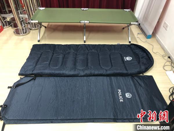 胡光參與聯(lián)系采購“安睡三件套”——睡袋、行軍床、防潮保暖墊各200套?！∩虾Ｊ形y(tǒng)戰(zhàn)部供圖