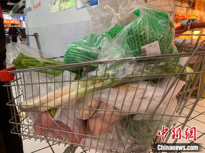 25日上午，一位消費者在物美超市購買了一推車蔬菜。中新財經(jīng) 宮宏宇攝