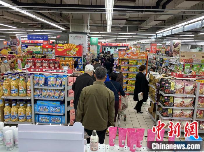 25日上午10時，一物美超市人工結(jié)賬口排起長隊。中新財經(jīng) 葛成攝