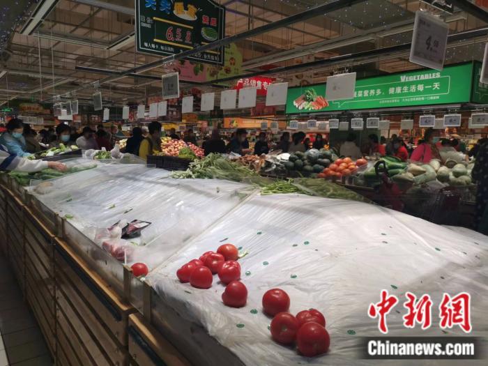 25日上午10點左右，北京豐臺區(qū)歐尚超市內(nèi)，部分蔬菜所剩無幾。 <a target='_blank' href='/' >中新網(wǎng)</a>記者 謝藝觀 攝