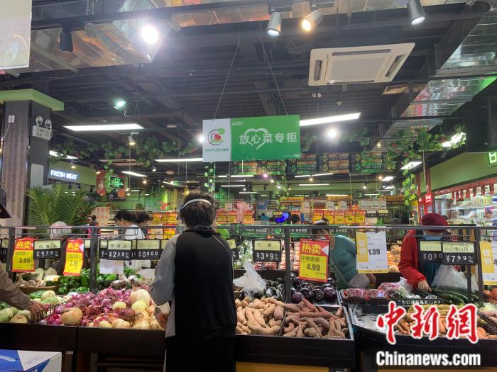 25日中午，消費者西城區(qū)甘家口附近的超市發(fā)門店內(nèi)選購蔬菜。中新財經(jīng) 宮宏宇 攝