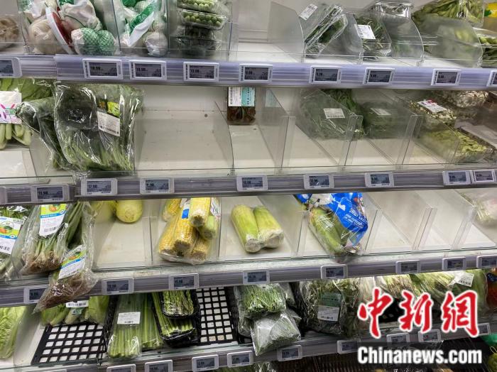 25日上午，豐臺區(qū)盒馬鮮生門店貨架。葛成 攝
