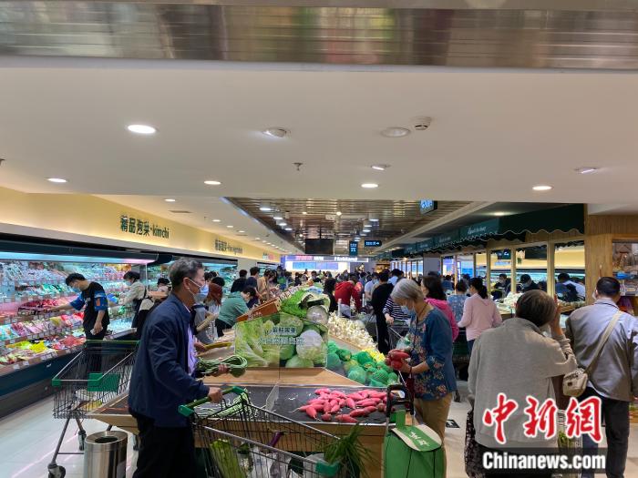 25日，消費者在朝陽區(qū)菜鮮果美精品超市選購商品。受訪者供圖