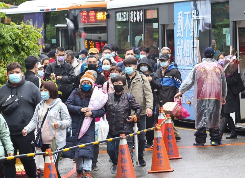 清明4天連假開跑，不少臺(tái)灣民眾3日前往納骨塔、公墓祭祖掃墓。(陳俊吉攝) 圖片來源：臺(tái)灣“中時(shí)新聞網(wǎng)”.jpg