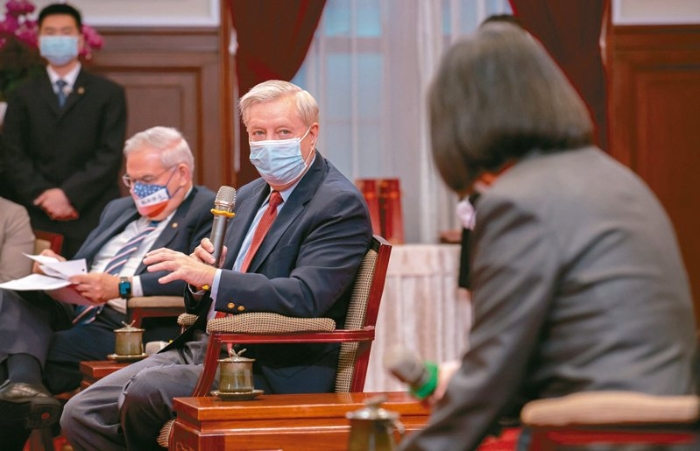 蔡英文（右）15日接見美國參議員葛理漢（中）訪問團(tuán)。圖／蔡英文辦公室提供.jpeg