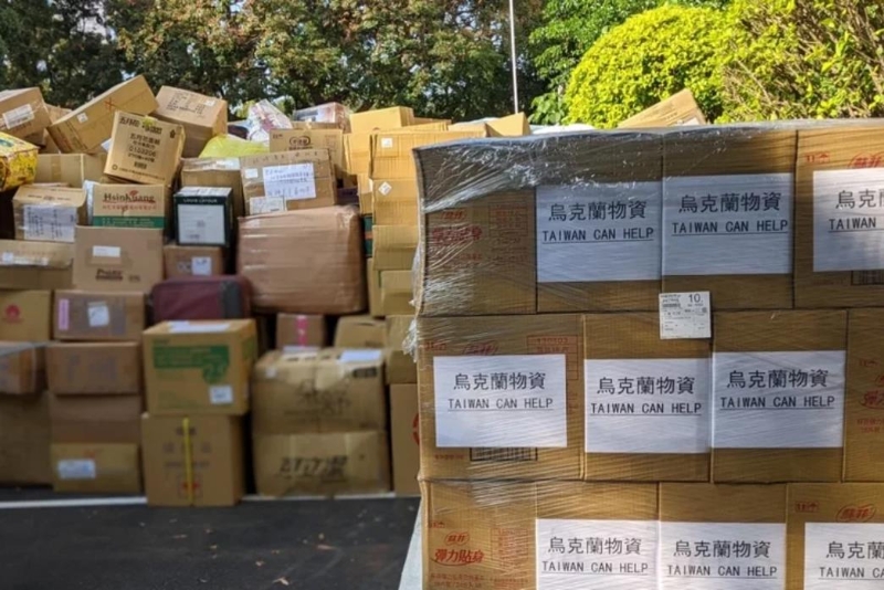 臺(tái)外事部門向民間募集到比原本多十余倍、共650噸的援助烏克蘭物資，預(yù)估運(yùn)費(fèi)暴增到2.4億元。根本無法負(fù)擔(dān)，圖為3月中捐贈(zèng)物資堆滿臺(tái)外事部門停車場。圖 臺(tái)灣《聯(lián)合報(bào)》系資料照片.jpg