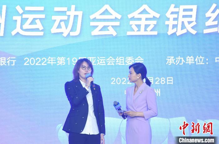 圖為：游泳世界冠軍傅園慧在發(fā)行儀式上表達(dá)對家鄉(xiāng)辦杭州亞運會的期待?！⊥鮿?攝