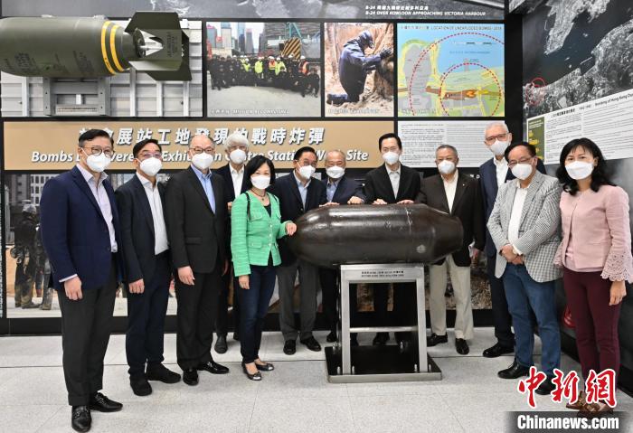 香港特區(qū)行政會(huì)議非官守議員參觀即將啟用的港鐵會(huì)展站?！∠愀厶貐^(qū)政府新聞處 攝