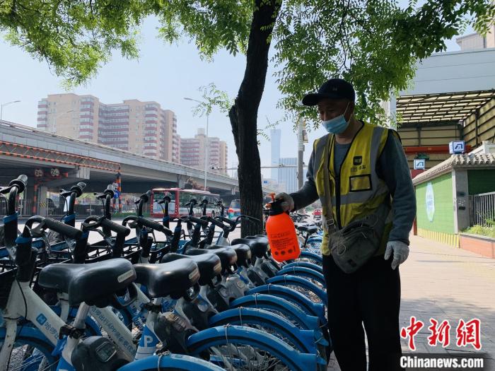 一名運(yùn)維人員正在對共享單車進(jìn)行消殺。 共享單車企業(yè)供圖