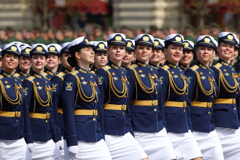 俄羅斯紅場(chǎng)閱兵的女兵方陣一向是國(guó)際媒體矚目的焦點(diǎn)。（圖／路透）.jpg