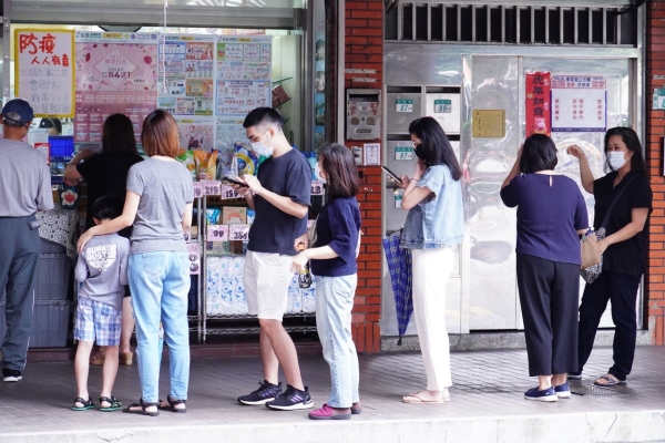 自快篩實(shí)名制后，島內(nèi)藥店外總是大排長(zhǎng)龍。（圖源：臺(tái)灣“聯(lián)合新聞網(wǎng)）
