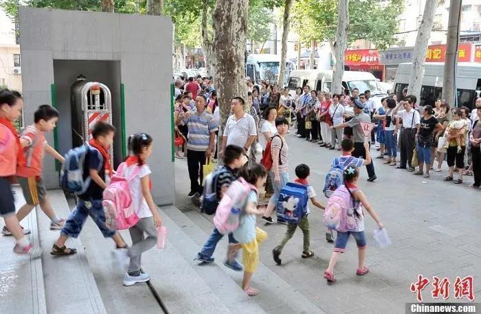 資料圖：小學(xué)門(mén)外等待學(xué)生放學(xué)的家長(zhǎng)們。<a target='_blank' href='/'>中新社</a>發(fā) 張暢 攝
