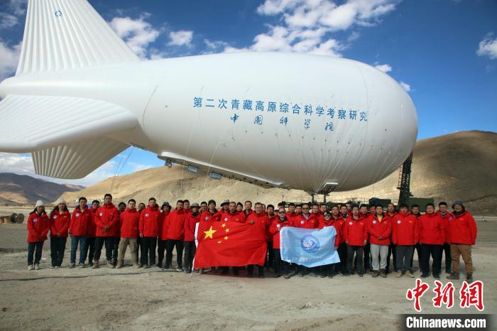 浮空艇綜合觀測(cè)科考隊(duì)合影?！≈锌圃?供圖