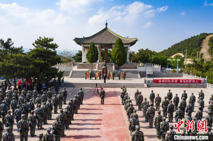 百余民兵在左權(quán)縣麻田八路軍總部舊址廣場宣誓?！埼能?攝