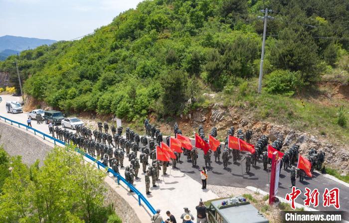 百余民兵重走抗戰(zhàn)路?！埼能?攝