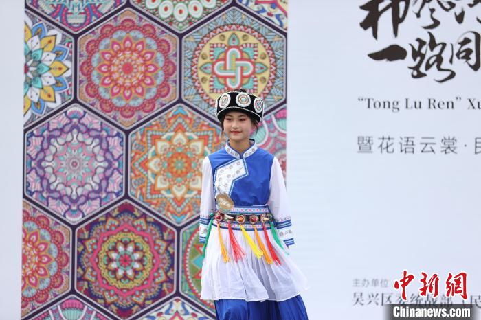 身穿瑤族服飾的學生在T臺走秀 施紫楠 攝 攝