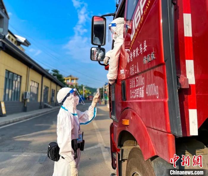 圖為民警查驗(yàn)證件?！∏逅舆厵z站供圖