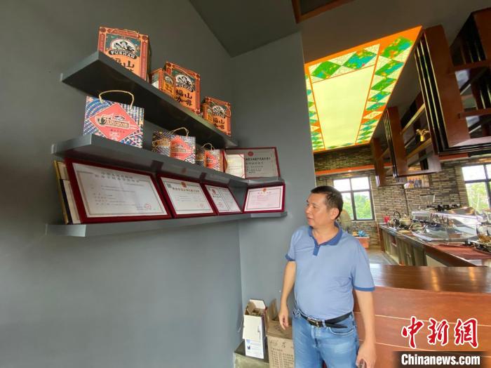 徐世炳介紹福山咖啡焙炒技藝入選海南省第五批省級非物質(zhì)文化遺產(chǎn)代表性項目名錄。　符宇群 攝
