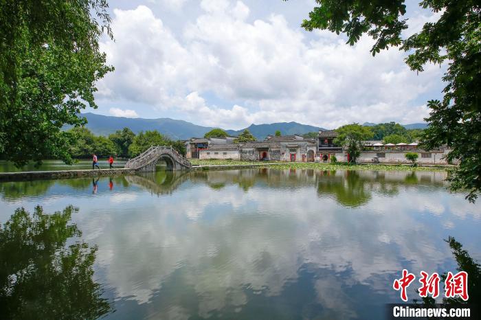 在安徽省黃山市黟縣宏村南湖拍攝的夏日美景。　施亞磊 攝