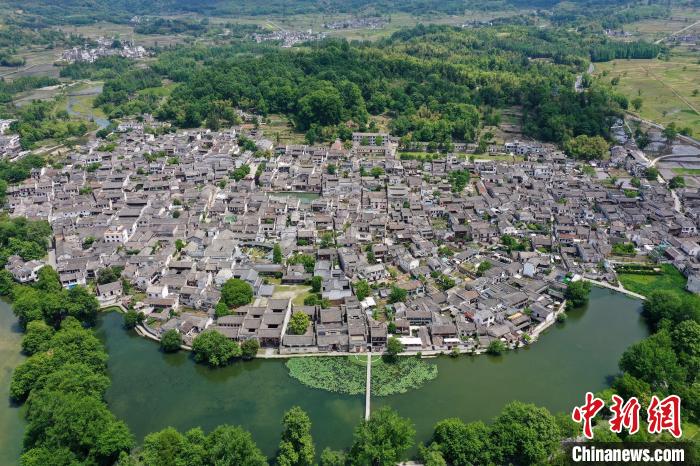 2022年5月24日，在安徽省黃山市黟縣宏村南湖拍攝的夏日美景。(無人機照片) 施亞磊 攝
