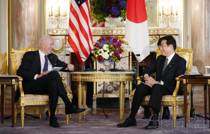 5月23日上午，日本首相岸田文雄（右）與美國總統(tǒng)拜登在東京元赤坂的迎賓館舉行會談。（共同社）