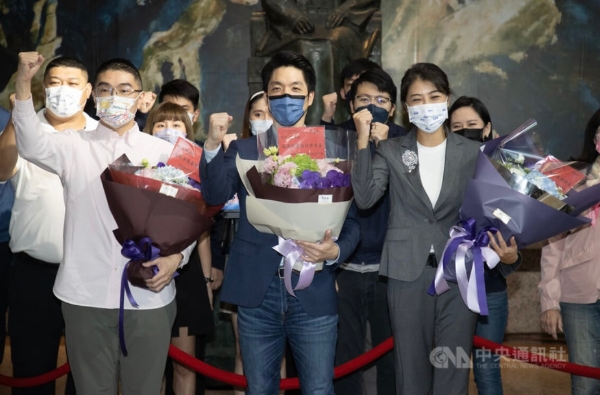 國民黨25日召開中常會(huì)，會(huì)中通過提名民代蔣萬安（前中）參選臺(tái)北市長、民代許淑華（前右）參選南投縣長、前民代謝國梁（前左）參選基隆市長后，3人接受聯(lián)訪，高喊當(dāng)選。（圖源：臺(tái)灣“中央社”）