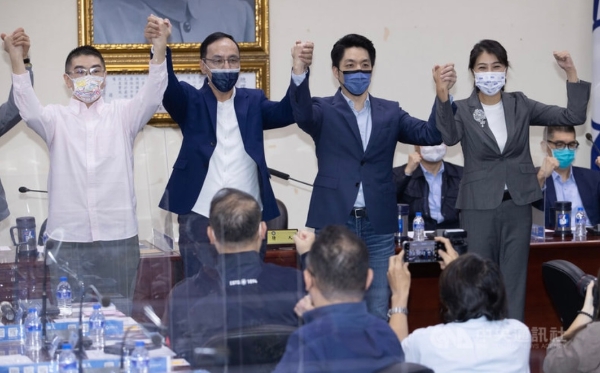 國民黨25日舉行中常會(huì)，通過提名民代蔣萬安（前右2）參選臺(tái)北市長、民代許淑華（前右1）參選南投縣長、前民代謝國梁（前左1）參選基隆市長后，和黨主席朱立倫（前左2）攜手高喊當(dāng)選。（圖源：臺(tái)灣“中央社”）