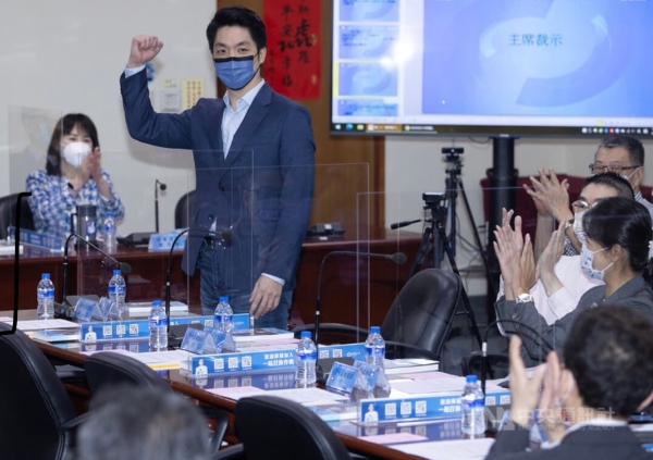 備戰(zhàn)年底縣市長選舉，國民黨25日下午舉行中常會，會中通過提名現(xiàn)任民代蔣萬安（左2）參選臺北市長，眾人熱烈鼓掌。（圖源：臺灣“中央社”）