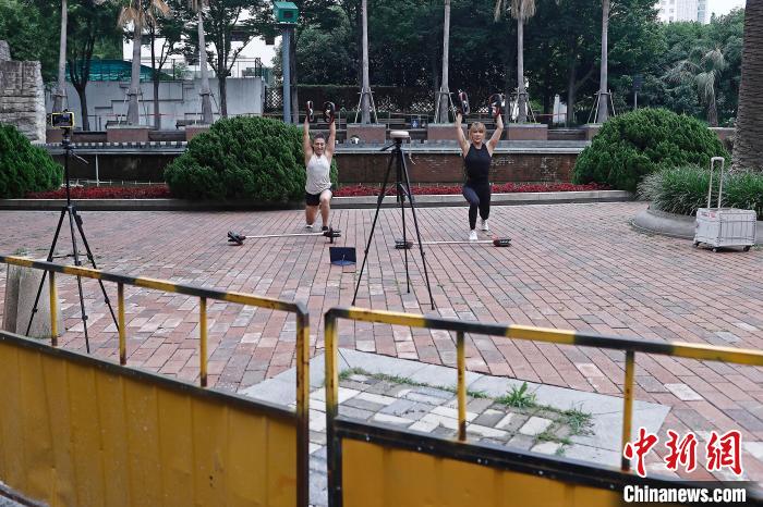 市民在防范區(qū)街頭空曠的場地上進(jìn)行鍛煉?！∫罅⑶?攝