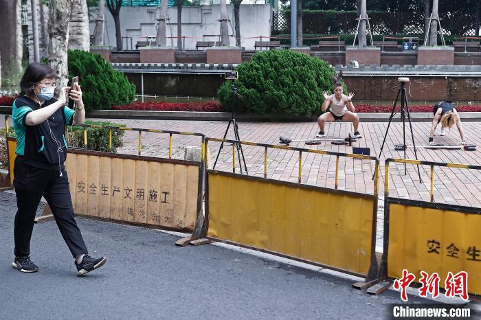 市民在防范區(qū)街頭空曠的場地上進(jìn)行鍛煉?！∫罅⑶?攝