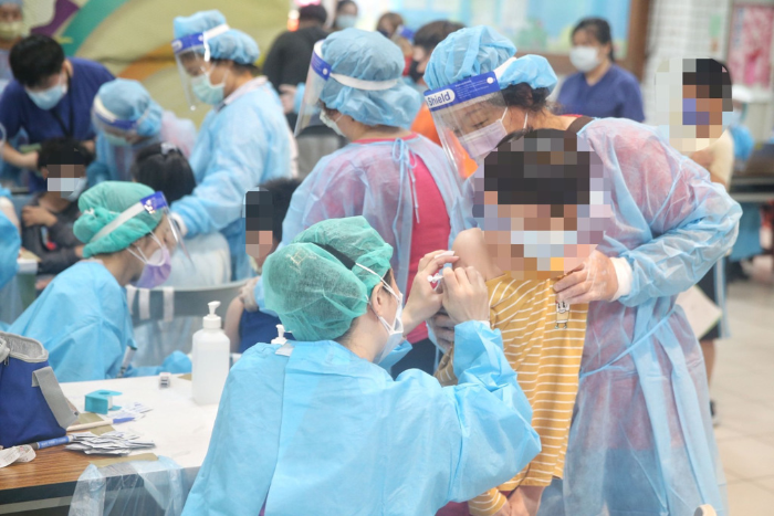 新冠疫情持續(xù)燒，不少家長帶孩子打疫苗。（杜宜諳攝）