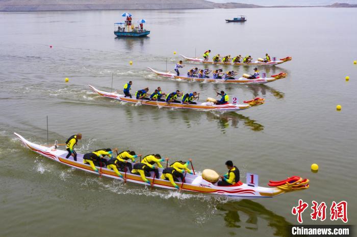 龍舟沖向終點(diǎn)?！÷櫵?攝