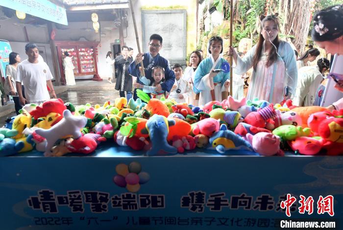 圖為兩岸親自家庭體驗釣“粽子”游戲?！蚊?攝