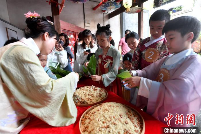 圖為兩岸親自家庭體驗釣包粽子?！蚊?攝
