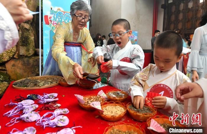 圖為兩岸親自家庭體驗包香囊?！蚊?攝
