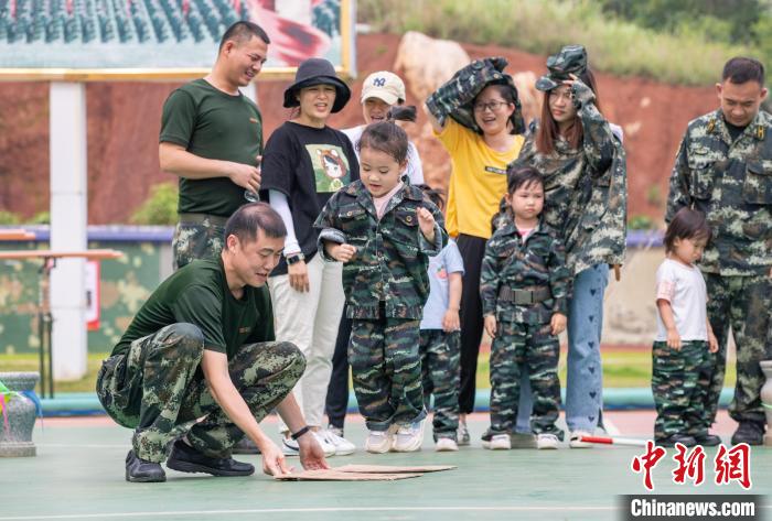 軍爸與軍娃正在進(jìn)行互動(dòng)游戲?！幖斡?攝