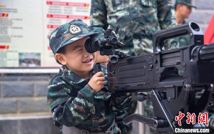 軍娃正在參觀武器裝備。