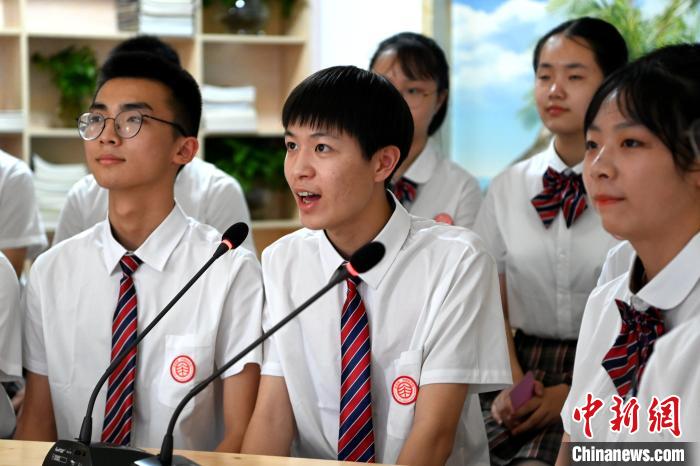 漳州市第一外國語學校的學生介紹閩南特色文化和校園生活?！埥鸫?攝