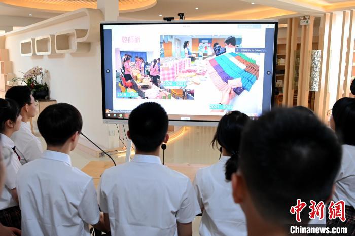 漳州市第一外國語學校的學生通過視頻了解香港培僑書院校園生活?！埥鸫?攝