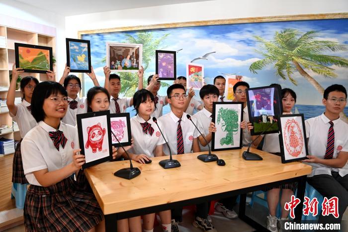 漳州市第一外國語學校的學生介紹閩南特色文化和校園生活。　張金川 攝